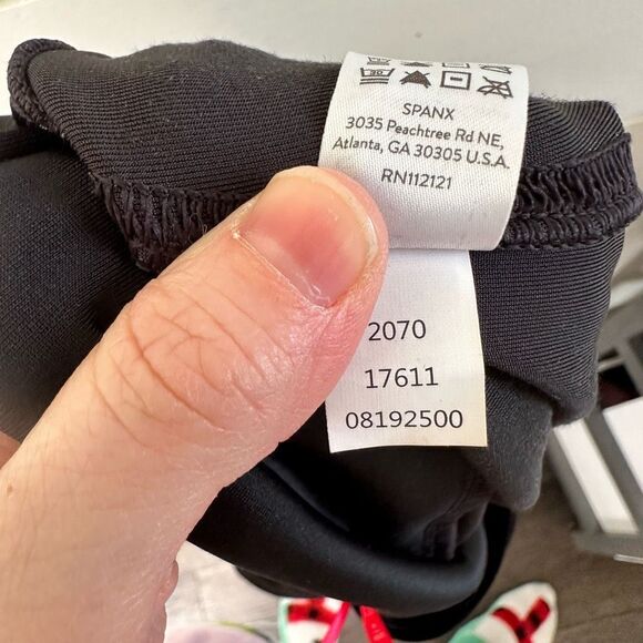 Spanx Women’s Extra Large Faux Leather Black Leggings - Picture 5 of 6